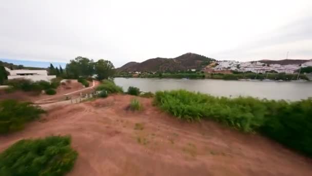 Fpv Drone Flight Hill Διασχίζοντας Τον Ποταμό San Lucar Guadiana — Αρχείο Βίντεο