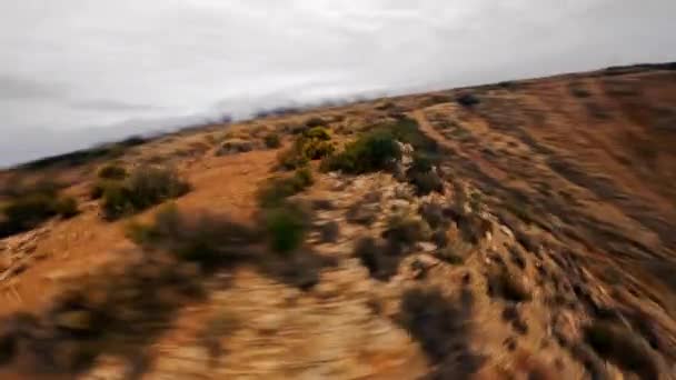 在狭窄的峡谷和峡谷 火星景观和另一个星球之间高速飞行的巴迪纳斯 雷利斯沙漠的动态Fpv无人驾驶飞机射击 西班牙纳瓦拉东南部美丽的沙漠景观 — 图库视频影像