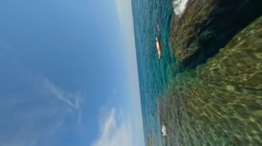 Okyanusun yukarısında çekilen sinematik fpv, turuncu kayakçıların geçtiği güneşli bir günde Akdeniz 'de Tossa de Mar' da, Costa Brava İspanya 'da, Katalonya Havacılık manzarasında çekildi. Yüksek kalite 4k görüntü
