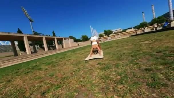 다이나믹 Fpv 드레스를 위에서 스트레칭 연습을 주위를 날아다녔다 고품질 — 비디오