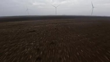 Rüzgar türbinlerinin yüksek dinamik Fpv görüntüsü Enerji Üretimi, sisli sabah 4K hava çekimi. Gün doğumunda bulutlu 4k drone görüntüsü türbinleri. Yüksek kalite 4k görüntü