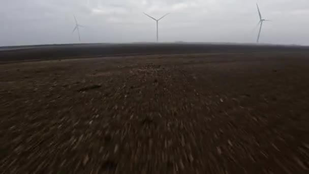 高动态Fpv无人机俯瞰风力涡轮机发电 雾蒙蒙的早上4K航拍 4K无人机摄像涡轮机在日出与云 高质量的4K镜头 — 图库视频影像