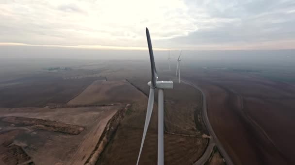 Wysoka Dynamika Drona Fpv Widok Produkcji Energii Turbin Wiatrowych Mglisty — Wideo stockowe