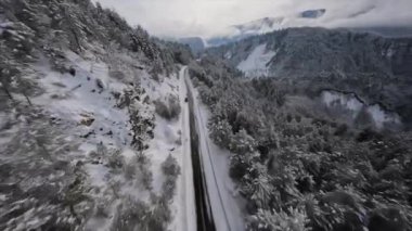 Lechkhumi, Georgia 'daki Sairme Sütunları' nın FPV insansız hava aracı görüntüleri. Yüksek kalite 4k görüntü