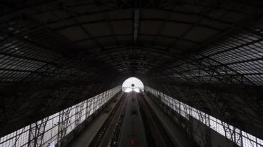 Tren istasyonunun içindeki yapıların dinamik hava görüntüsü. Demiryolları ve kablolar arasında alçaktan uçuyor. Yüksek kaliteli 4K görüntü.