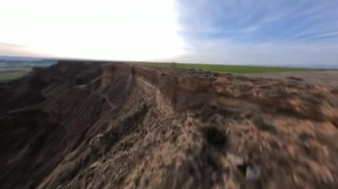 Monegros çölünün dinamik Fpv görüntüsü kayalık duvarlara çok yakın bir hızda uçuyor dar geçitler ve kanyonlar arasında, Mars manzarası, başka bir gezegen. Yüksek kalite 4k görüntü