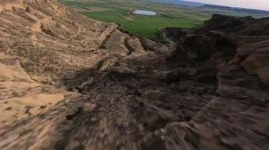 Monegros çölünün dinamik Fpv görüntüsü kayalık duvarlara çok yakın bir hızda uçuyor dar geçitler ve kanyonlar arasında, Mars manzarası, başka bir gezegen. Yüksek kalite 4k görüntü
