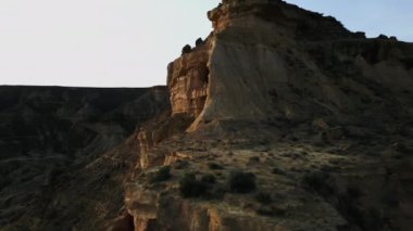 Yeşil tarlalarla çevrili sarı çöl dağları, Mars manzarası, başka bir gezegen..