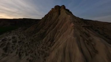 Monegros çölünün dinamik Fpv görüntüsü kayalık duvarlara çok yakın bir hızda uçuyor dar geçitler ve kanyonlar arasında, Mars manzarası, başka bir gezegen. Yüksek kalite 4k görüntü