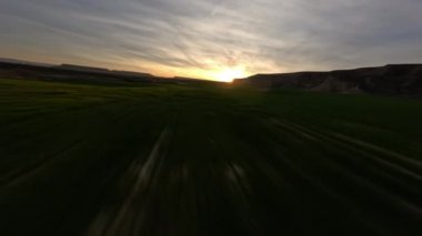 Dinamik Fpv Monegros çölünün insansız hava aracı görüntüleri, hızlı uçmalar, kayalık kazaların etrafında, dar geçitlerin içinde, Mars manzarası, başka bir gezegen..