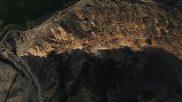 Повітряний Вид Жовтих Пустельних Гір Оточених Зеленими Полями Марсіанським Ландшафтом — стокове відео