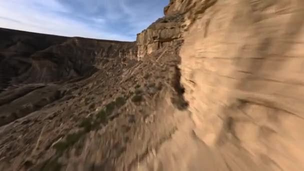 Dynamische Fpv Drone Shot Van Monegros Woestijn Vliegen Hoge Snelheid — Stockvideo