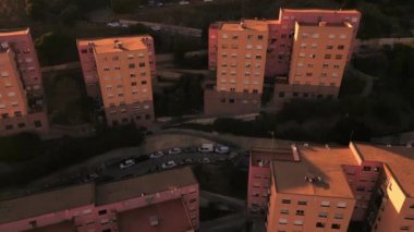 Santa Coloma de Gramanet bölgesinin havadan görünüşü, dağ yamacındaki konut binaları, Katalonya, İspanya, Mart 2023