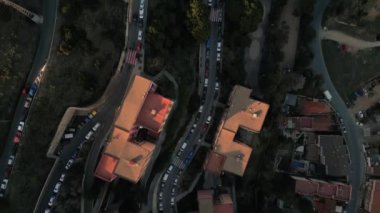 Santa Coloma de Gramanet bölgesinin havadan görünüşü, dağ tarafındaki yerleşim yerleri, arka planda parlak günbatımı, Katalonya, İspanya. Yüksek kalite 4k görüntü