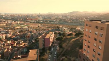 Santa Coloma, Katalonya, İspanya 'nın havadan kentsel manzarası. Yüksek kalite 4k görüntü