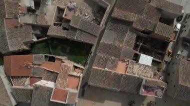 Eski bir İspanyol kasabasının çatılarının üstünde havadan çekilmiş bir görüntü. Yüksek kalite 4k görüntü