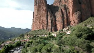 İspanya, Huesca 'daki Mallos de Riglos' un hava manzarası. Yüksek kalite 4k görüntü