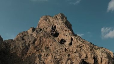 Hava görüntüsü, İbiza, İspanya 'da mavi denizle çevrili Es Verda' nın büyük kayalarının insansız hava aracı görüntüsü. Yüksek kalite 4k görüntü