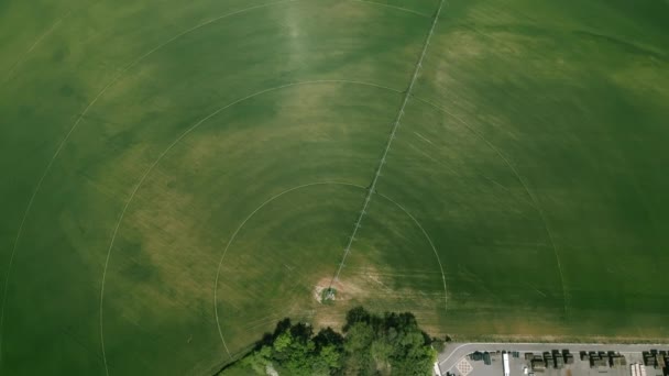 エアリアルビュー 灌漑システム小麦グリーンフィールドのスピントップショット その隣の駐車場 高品質の4K映像 — ストック動画