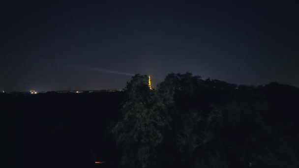 Vista Aérea Nocturna Las Luces Ciudad París Foco Giratorio Torre — Vídeos de Stock