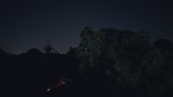 Vista Aérea Nocturna Las Luces Ciudad París Foco Giratorio Torre — Vídeo de stock
