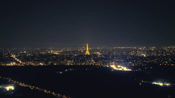 Légi Felvétel Párizs Fényeiről Eiffel Torony Forgó Reflektorfényéről Kiváló Minőségű — Stock videók