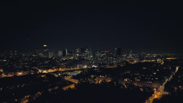 Foto Aérea Nocturna Las Luces Ciudad París Descendiendo Suavemente Bosque — Vídeo de stock
