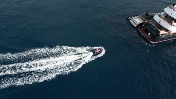 Verda岩に対する浮遊ヨットの空中観測 青い海に一人で浮かぶ大きなヨット 高品質の4K映像 — ストック動画