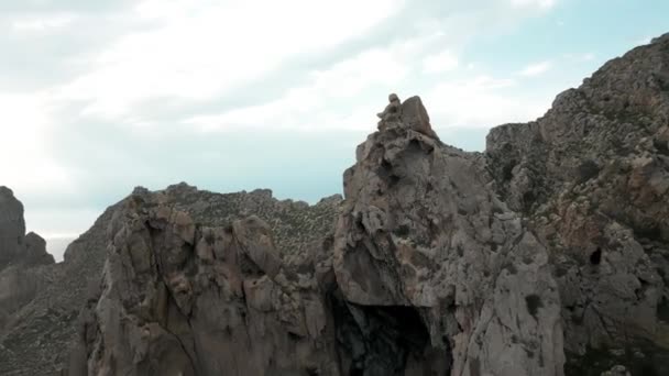 青い海 イビサ スペインに囲まれたエス ヴェルダの大きな岩を撮影したドローン 高品質の4K映像 — ストック動画