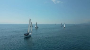 Denizde beyaz yelkenli bir yat. Yatçılık, lüks tatil ve İspanya, Cambrils 'de yelkenli yarışı. Yüksek kalite 4k görüntü