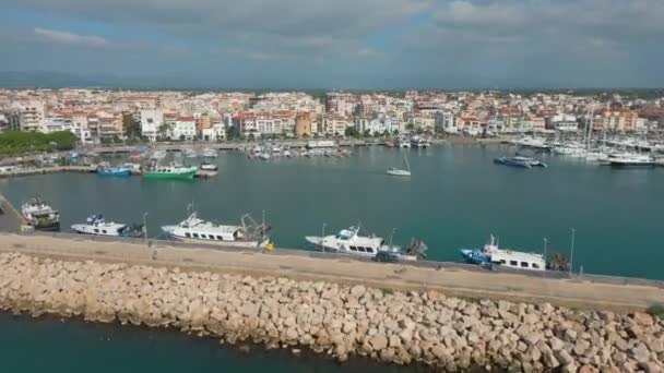 游艇俱乐部 停泊的帆船和游艇的空中景观 Cambrils Spain 2022 高质量的4K镜头 — 图库视频影像