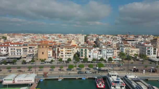 在西班牙2023年的游艇俱乐部上空 从海滨俯瞰寒武纪的城市 高质量的4K镜头 — 图库视频影像