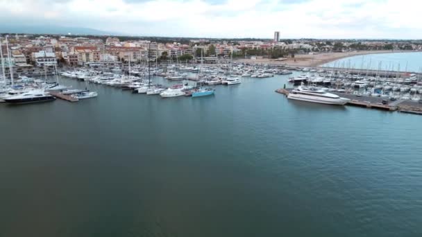 Yat Kulübünün Hava Manzarası Kenetlenmiş Yelkenliler Yatlar Cambrils Spanya 2022 — Stok video