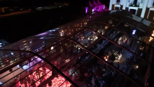 Tiro Aéreo Salão Dança Colorido Acima Com Muitas Luzes Festa — Vídeo de Stock