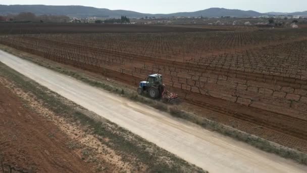 Vinice Zimní Krajina Traktor Obdělává Půdu Před Nástupem Jara Španělsko — Stock video