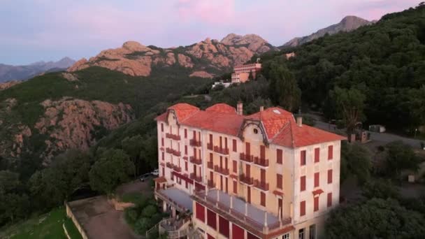 Встановлення Безпілотника Застрелило Старий Класичний Французький Готель Рожевих Кольорах Заходу — стокове відео