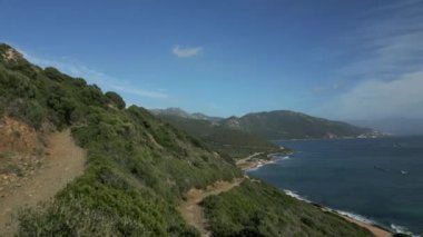 Korsika 'nın insansız hava aracı çekimi maliyeti, yeşil manzara, Fransa. Yüksek kalite 4k görüntü