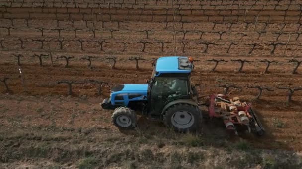 포도원 풍경입니다 트랙터는 시작되기 토양을 재배합니다 스페인 고품질 동영상 — 비디오