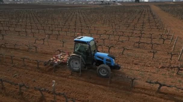Vinice Zimní Krajina Traktor Obdělává Půdu Před Nástupem Jara Španělsko — Stock video