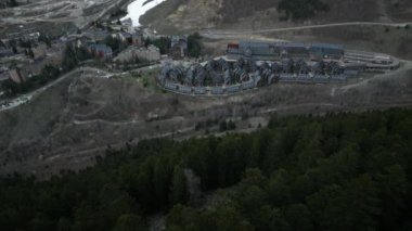 Baharda Aran Vadisi 'nde yeşil çam ormanlı Dağ Manzaralı Baqueira beresi köyü. Yüksek kalite 4k görüntü