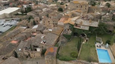  İspanya 'nın Girona kentindeki Pals kasabasının hava aracı görüntüleri ve Katalonya' daki harabeler. Yüksek kalite 4k görüntü