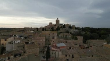 İspanya 'nın Girona kentindeki Pals kasabasının hava aracı görüntüleri ve Katalonya' daki harabeler. Yüksek kalite 4k görüntü
