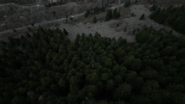 Деревня Беретов Видом Горы Долине Аран Весной Зеленым Сосновым Лесом — стоковое видео