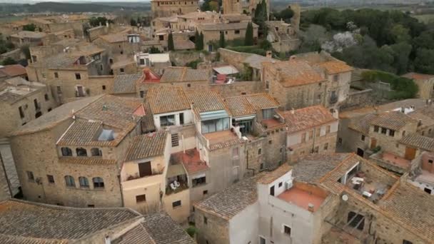 ジローナ スペイン中世の町の城とカタルーニャの廃墟のパルスの町の航空無人機の映像 高品質の4K映像 — ストック動画