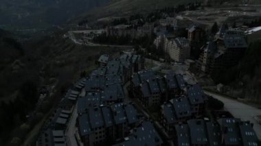 Baqueira Beret köyünün 2023 yılındaki insansız hava aracı görüntüsü. Yüksek kalite 4k görüntü