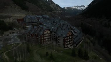 Baqueira Beret köyünün 2023 yılındaki insansız hava aracı görüntüsü. Yüksek kalite 4k görüntü