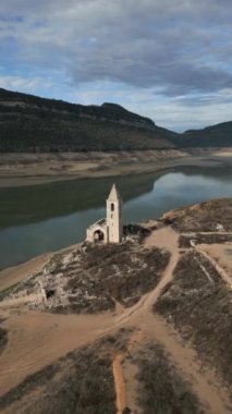 İspanya Katalonya 'daki Sau bataklık hendeğinin dikey insansız hava aracı çekimi 2024 Pantano de Sau' da kuraklık. Yüksek kalite 4k görüntü