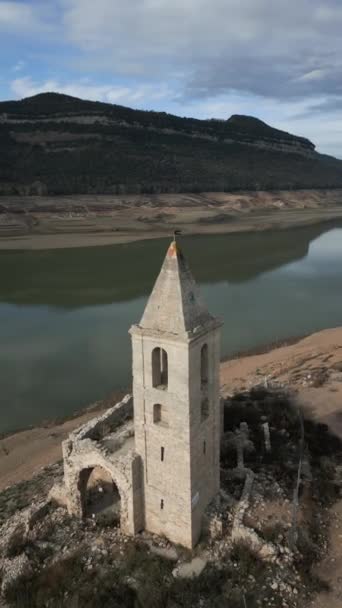 Вертикальний Безпілотний Постріл Церкви Соу Болотний Гребінь Каталонії Іспанія Посуха — стокове відео