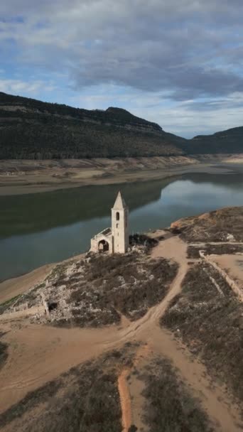 Vertikale Drohnenaufnahme Vom Sumpf Deich Der Kirche Sau Katalonien Spanien — Stockvideo