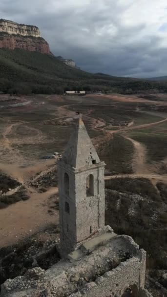 Drone Vertical Église Digue Des Marais Sau Catalogne Espagne Sécheresse — Video